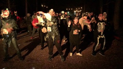 Halloween : 400 fêtards à la marche terrifiante