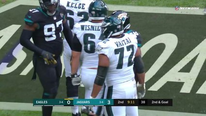 Dante Fowler trips up Clement for no gain