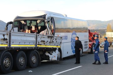 Kastamonu'da Askerleri Taşıyan Yolcu Otobüsü TIR'a Çarptı: 2 Ölü, 31 Yaralı Var
