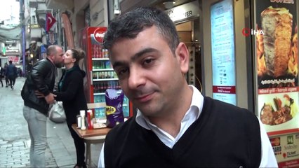 İstiklal Caddesi'nde bir ören bayan...Hem yürüyor, hem örüyor