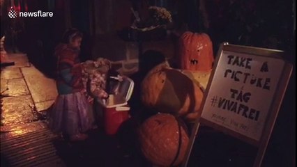 Man scares trick-or-treating kids with masterful Halloween set up