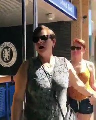 Chelsea'ye transfer olan oğlunun formasını kulüp mağazasında gören anne..