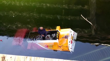 화천서 유조차 하천 추락...유류 제거 중 / YTN