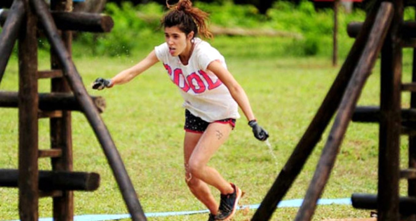 Survivor Yarışmacısı Serenay Aktaş, Kırmızı Derin Yırtmaçlı Elbisesiyle Tüm Dikkatleri Üzerine Çekti