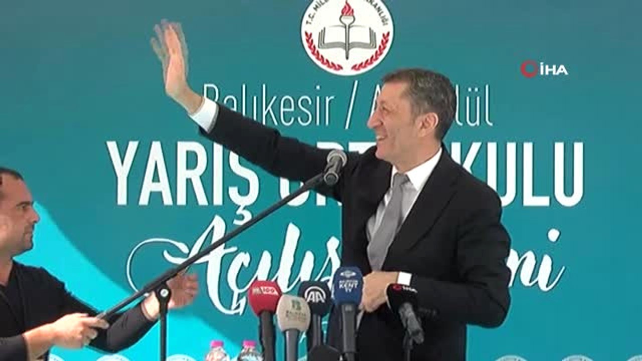 Milli Eğitim Bakanı Selçuk'tan Öğrencilere Islıklı Cevap