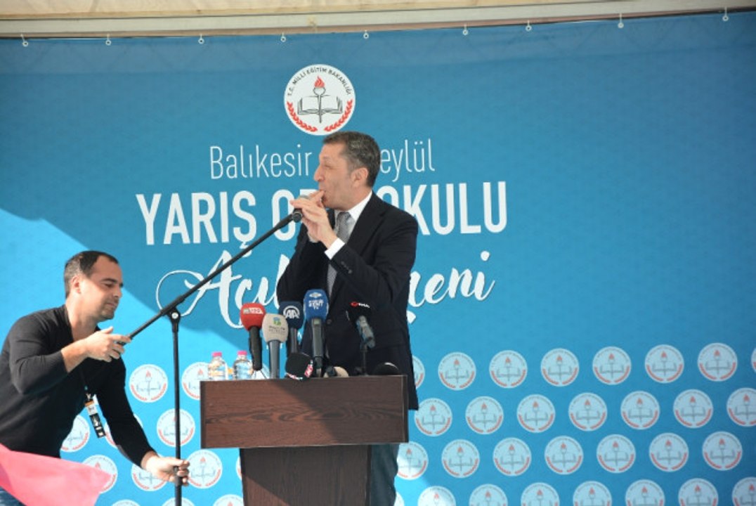 Bakan Selçuk'tan Öğrencilere Islıklı Cevap