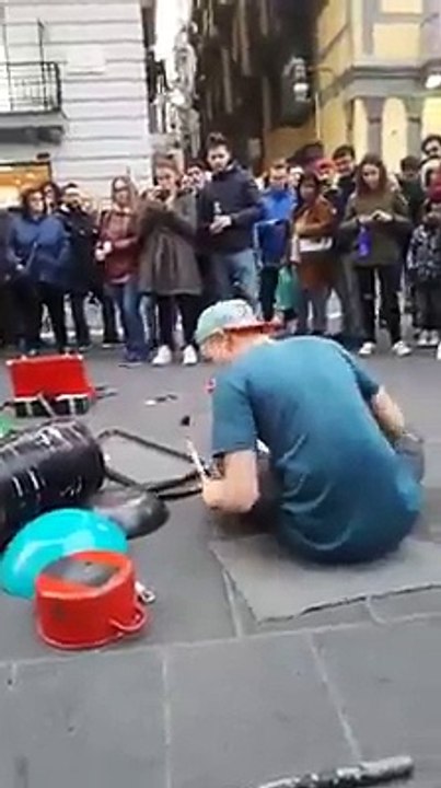 Çanak çömlekle tekno keyfi sunan adam