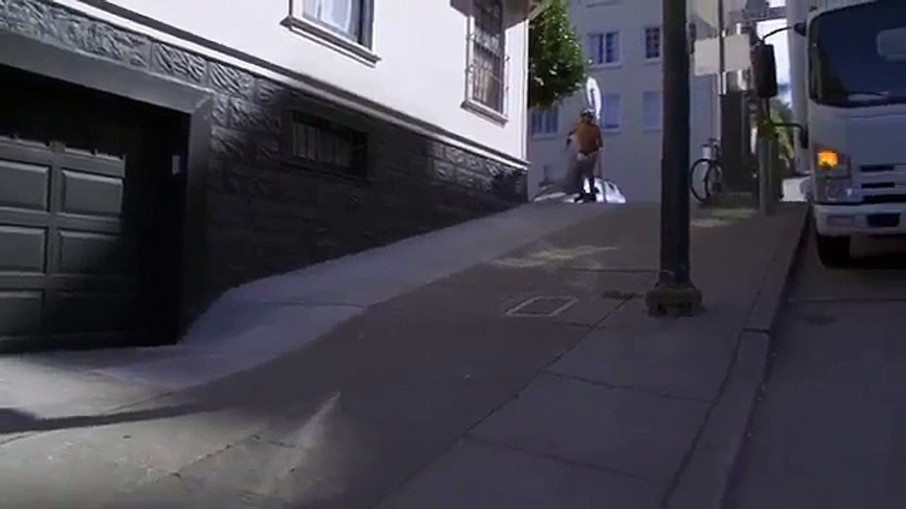 Un skateur se prend une moto à l'arrêt