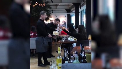 Deux russes ne respectent pas des serveurs