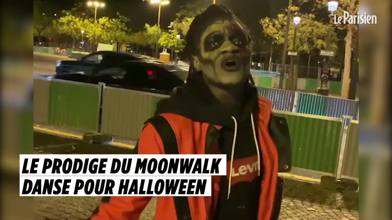 Le prodige du moonwalk danse pour Halloween