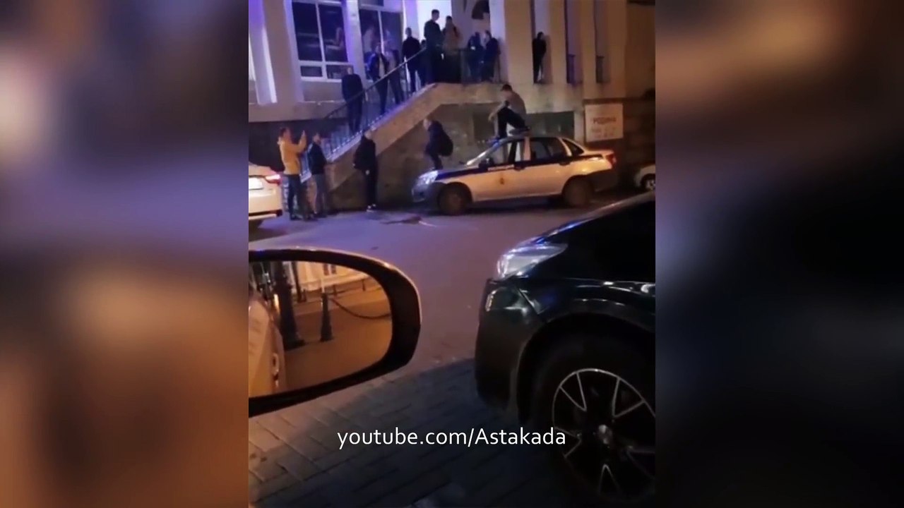 Ils dansent sur des voitures de police en Russie... LES FOUS