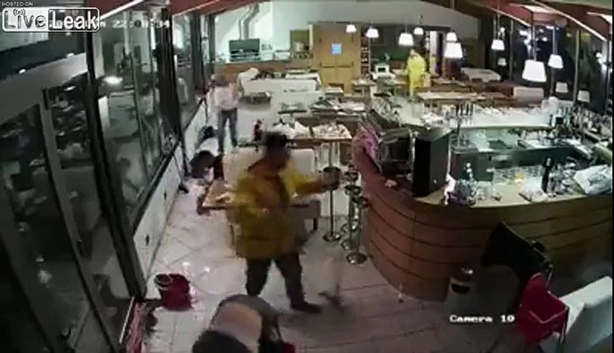 Toc Toc qui est là ? Une vague déferle dans un restaurant par les baies vitrées