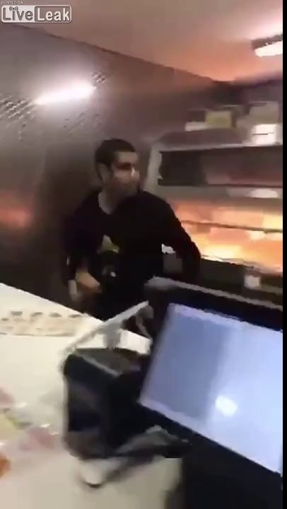 Mauvais Kebab ? Il le jette à la tete du serveur !