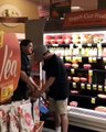 Ce type fait tout pour voler de l'alcool au supermarché ! Raté...