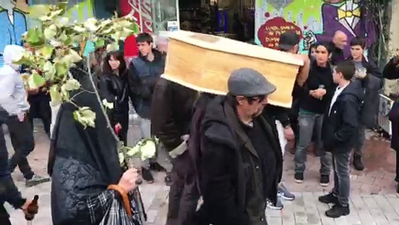 Marseille - La Plaine : les opposants venus en nombre pour la "marche funéraire" de protestation