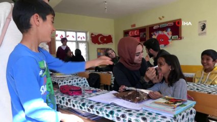 Üniversite öğrencilerinden köy okuluna kırtasiye desteği