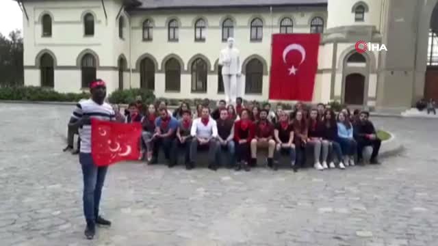 Gambiyalı Öğrenciden Duygulandıran Bayrak Şiiri