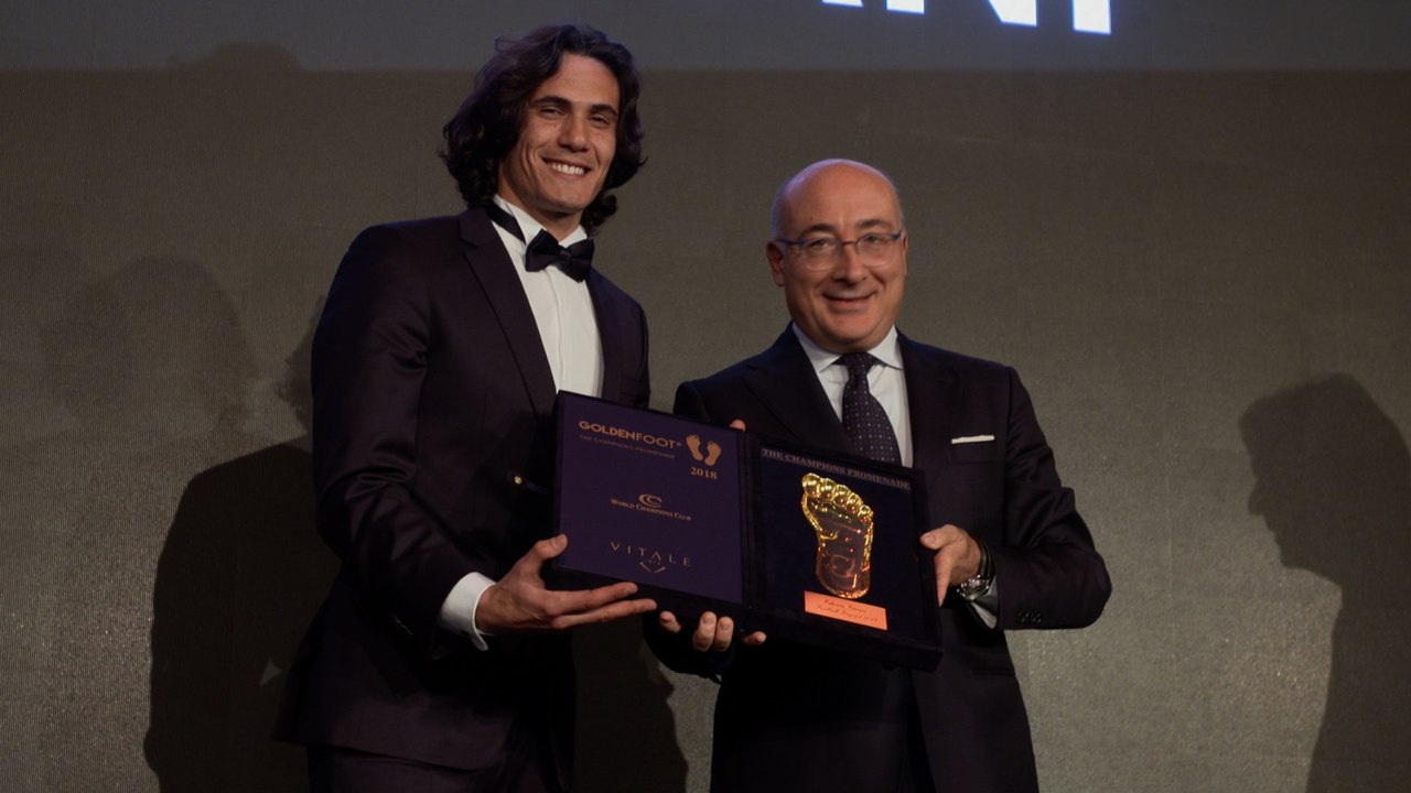 Edinson Cavani gets the 2018 Golden Foot award
