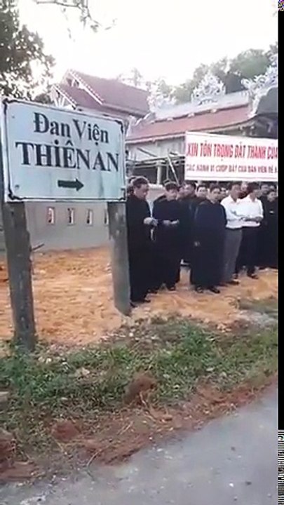SOS:  ĐAN VIỆN THIÊN AN sáng ngày 01/11/2018, các Đan sĩ Đan viện Thiên An đã xuống đường biểu tình đòi đất
