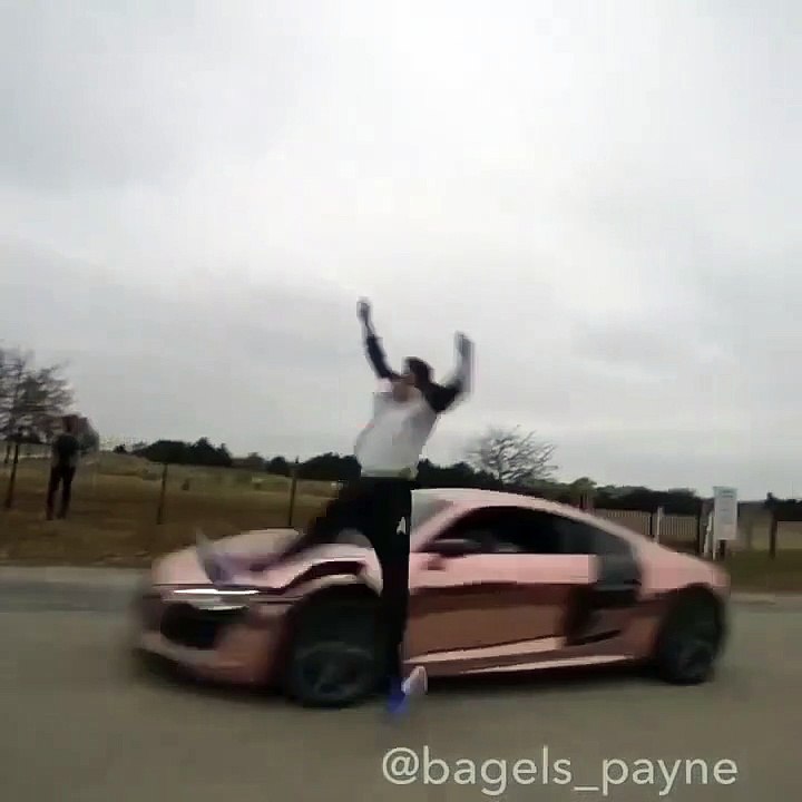 Il se fait percuter en essayant de sauter sur une voiture !