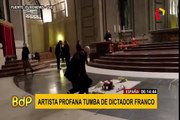 Artista escribe con pintura roja sobre la tumba del dictador Franco en España