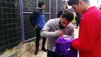 Baño de masas para Daniele Verde tras el entrenamiento del Real Valladolid