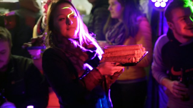 Un concours du plus gros mangeur de fricadelles