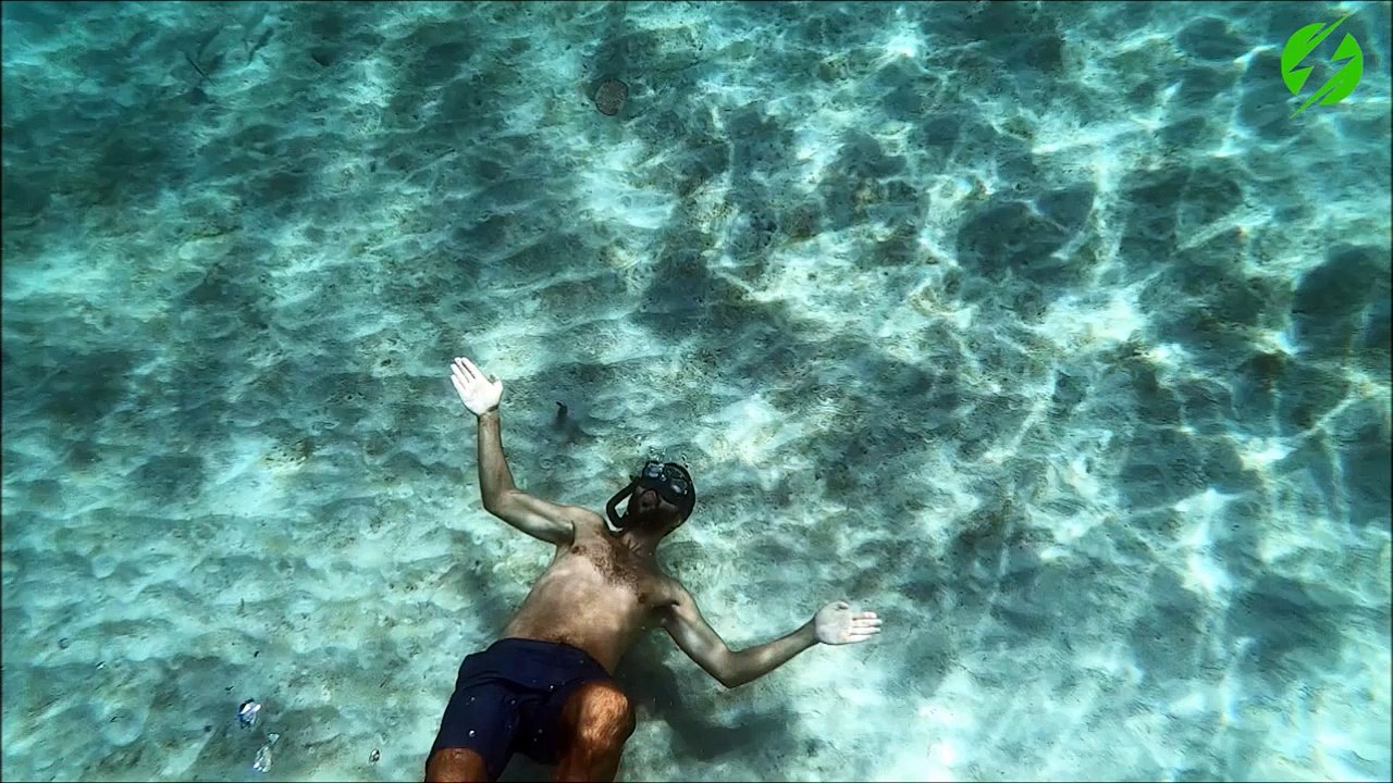 Ce plongeur lache une bulle parfaite