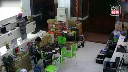 Il vole des ordinateurs dans une boutique et le vendeur ne se rend compte de rien