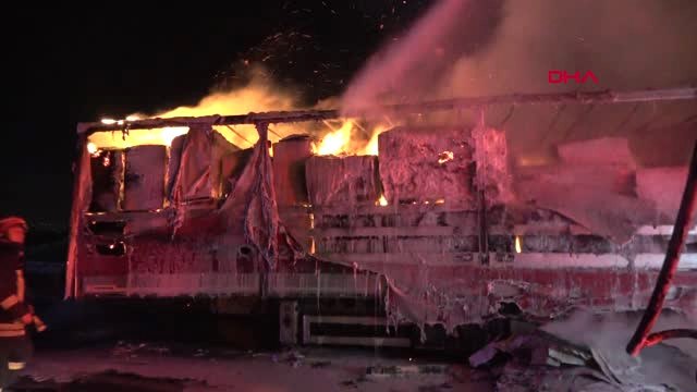 Kocaeli Karton Yüklü Tır'ın Dorsesi Alev Alev Yandı