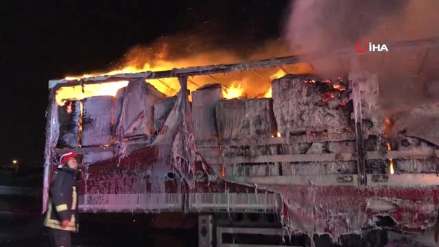 Tem'de Karton Yüklü Tır Alev Alev Yandı Trafik Kilitlendi