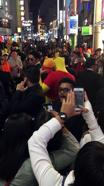Pooh, Paparazzi and Body Guards Walk Through Tokyo