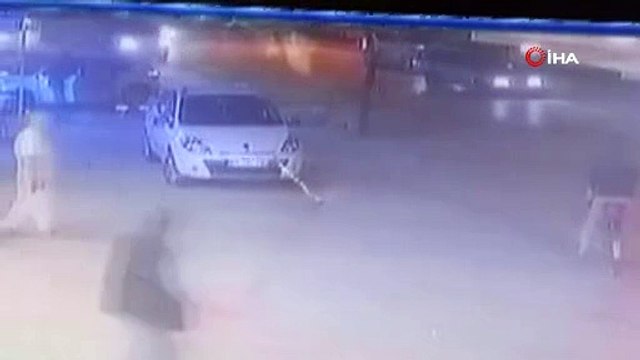 Bursa'da 3 aracın karıştığı zincirleme kaza güvenlik kamerasına yansıdı