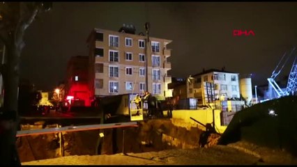 Ümraniyede Yol Çöktü: İki Güvenlik Görevlisi Toprak Altında