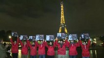 Torre Eiffel às escuras em memória dos jornalistas mortos
