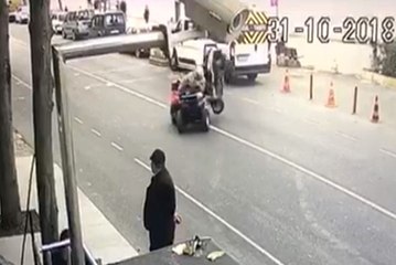 Atv'ye Çarpan Motosiklet Böyle Takla Attı