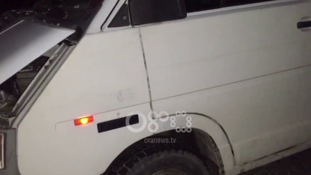 Ora News - Furgoni përplaset me makinën e parkuar anës rrugës, humb jetën drejtuesi