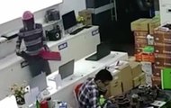 Un vendeur absorbé par son téléphone ne voit pas qu'il se fait voler deux ordinateurs