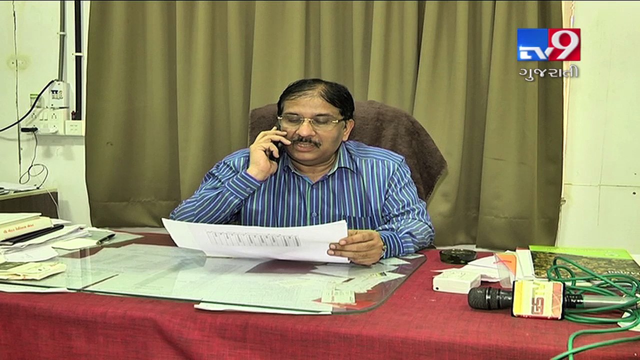 Ahmedabad : RTO workers accepting 'Diwali Gifts' or 'Bribe' wrapped into gift wrapper?