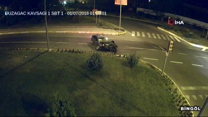 Otomobilin Kamyonete Çarptığı Anlar Kamerada