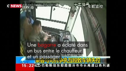 Chine : un bus tombe dans le fleuve