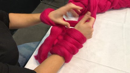 Ana feel wool fait une démonstration de tricot avec les bras au salon Creativa