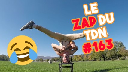 Un artiste joue de la guitare... la tête en bas - Le Zap du TDN #163