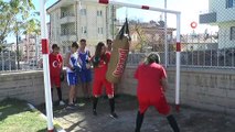 Nevşehir’de öğrenciler plaj futbolu ve plaj voleybolu oynuyor