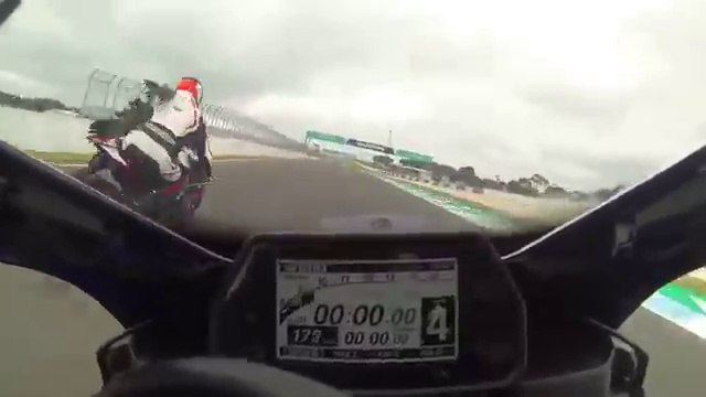 Un oiseau provoque une terrible chute pendant une course de moto