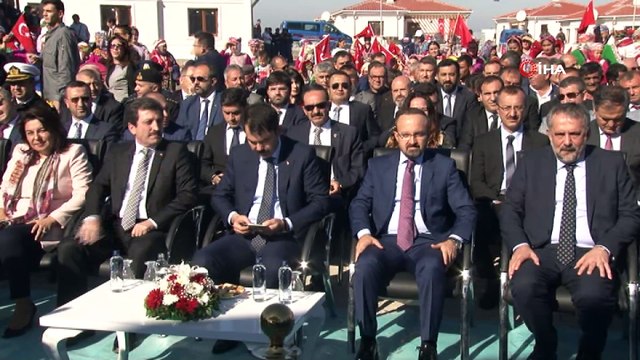 - Ayvacık’ta afet konutlarının 1. etabının teslimi yapıldı- Bakan Kurum: “6 Şubat 2017 tarihinde meydana gelen depremde yaklaşık 1071 konutumuz bu depremlerden az veya orta hasarlı olarak zarar gördüler. Hemen akabinde tüm dünyaya ...