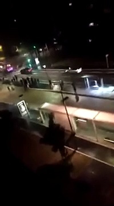 Des jeunes cassent tout dans la rue pendant lors de "La Purge" à Metz