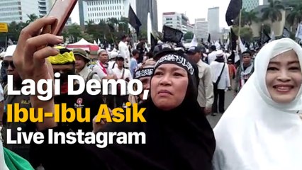 Sambil Demo Bela Tauhid, Ibu-ibu Ini Asik Live Instagram