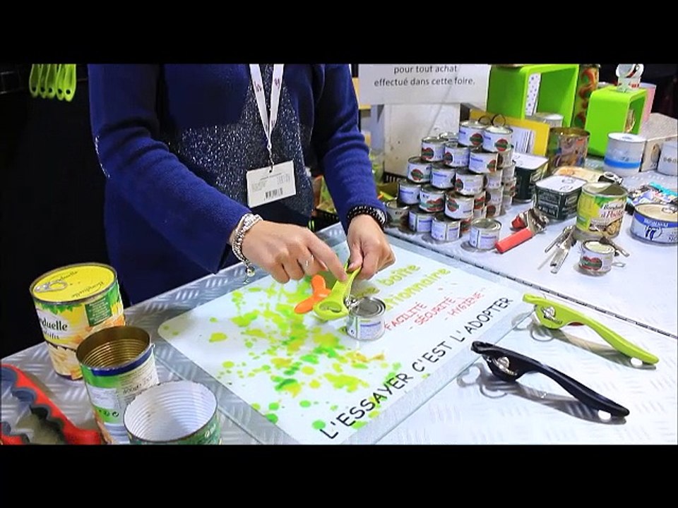 Un jour de Foire, un démonstrateur : Nathalie et son ouvre-boîte "révolutionnaire"