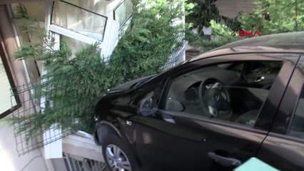 Beşiktaş'ta Kaza Yapan Otomobil Asılı Kaldı